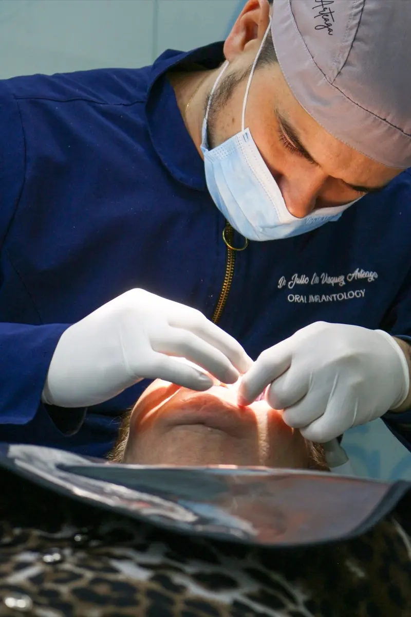 Detalle de cirugía de implante dental